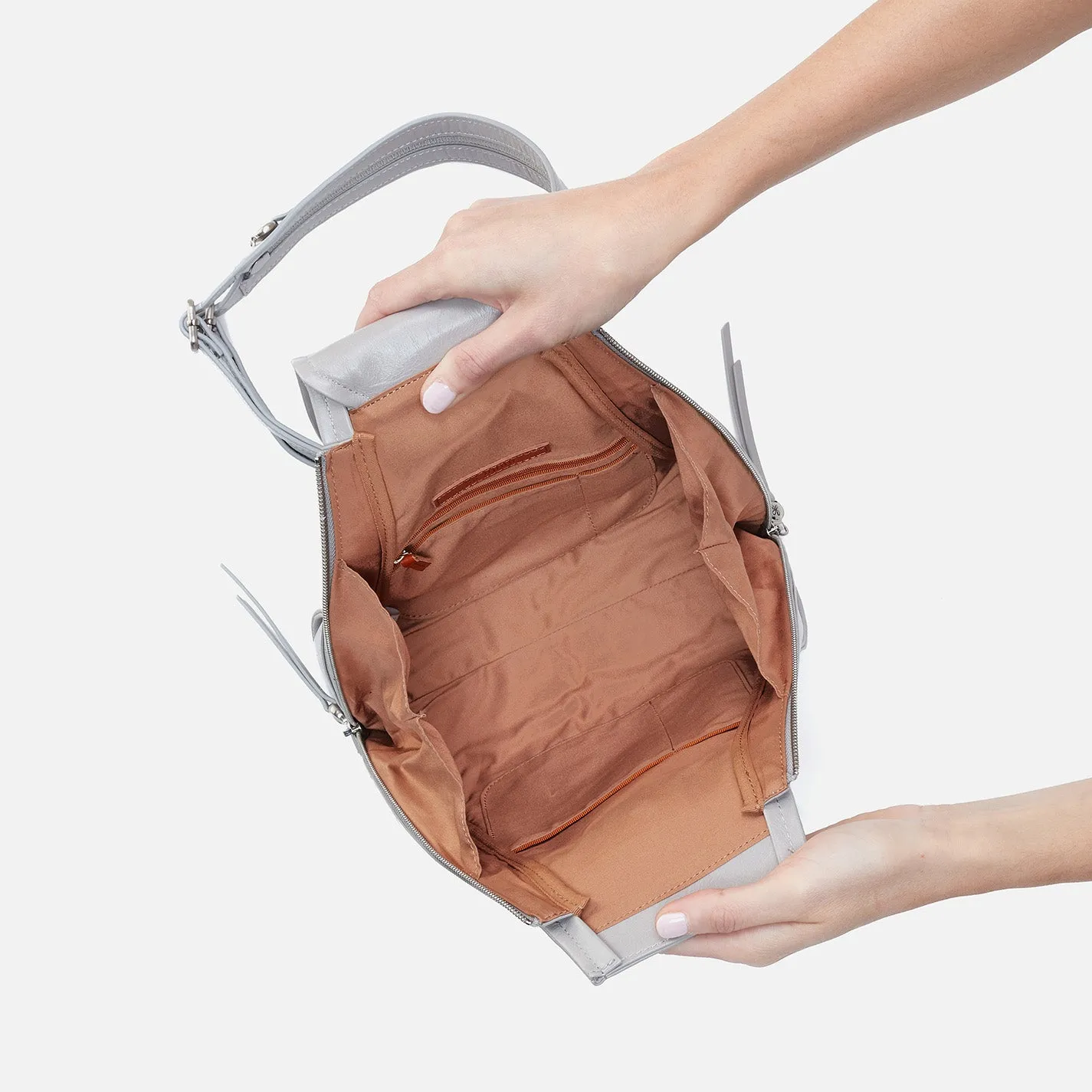 Betta Backpack in Polished Leather - Light Grey
